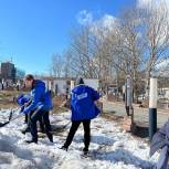 Камчатские молодогвардейцы очистили от снега мемориальный комплекс «Парк Победы»
