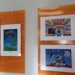 В Чебаркуле открыли выставку детских живописных работ, посвященную Дню космонавтики