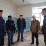 Партийный десант проверил ход ремонтных работ в Причулымской школе