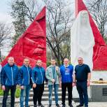Депутаты и активисты «Единой России» вышли на уборку мемориала «Скорбящая мать»