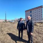 Партийцы ознакомились с ходом строительства новой школы в Медведевском районе