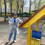 Единороссы района Марфино покрасили детскую площадку на территории одной из районных школ