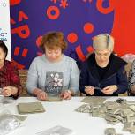 Участницы «Женского движения» передали ткань волонтёрам Югорска