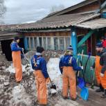 Волонтеры «Единой России» расчищают соц.учреждения и частные подворья поселков Ключи и Козыревск от последствий мощного пеплопада