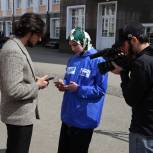 Волонтеры партпроекта "Городская среда" помогают проголосовать за объекты благоустройства