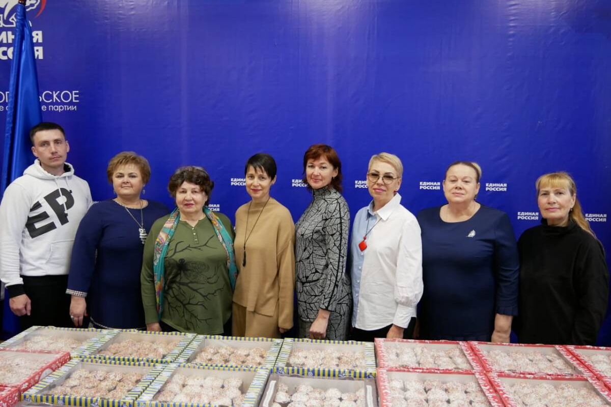 Партийцы Гагаринского района привезли куличи для участников СВО
