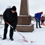 Единороссы и молодогвардейцы навели порядок на воинском кладбище «Каменка»