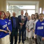 В День работников скорой медицинской помощи костромские сторонники «Единой России» и молодогвардейцы поздравили медиков