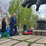Депутаты возложили цветы к памятнику героям ликвидации последствий катастрофы на Чернобыльской АЭС