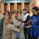 Цветы, сладости, подарки: «Единая Россия» поздравила сотрудников космических предприятий в регионах