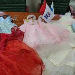 Пушкинские партийцы в рамках акции «Добрые дела» передали более 30 праздничных платьев подопечным благотворительной организации «Виктория»