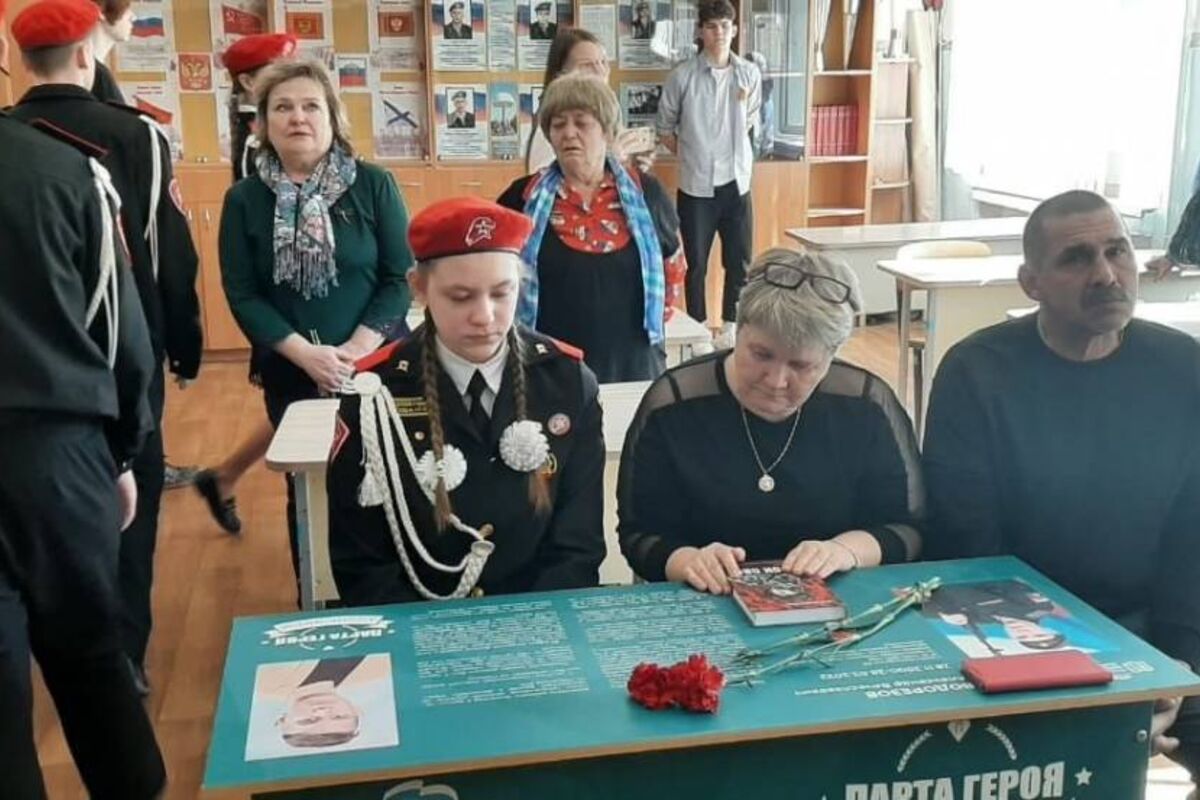 школьники за партой. открытие парты героя в школе 2023. парта героя россии. парта героя участника сво. выпускники школы.