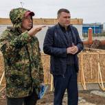 Роман Грибов осмотрел ход строительства современной спортплощадки в Татищево