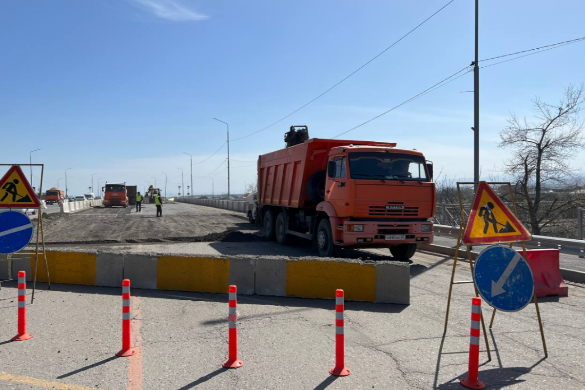 Продолжаются работы по ремонту моста и путепровода через реку Баксан