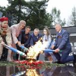 Андрей Турчак принял участие в зажжении Вечного огня на мемориале «Роща Пятисот» в Кингисеппе