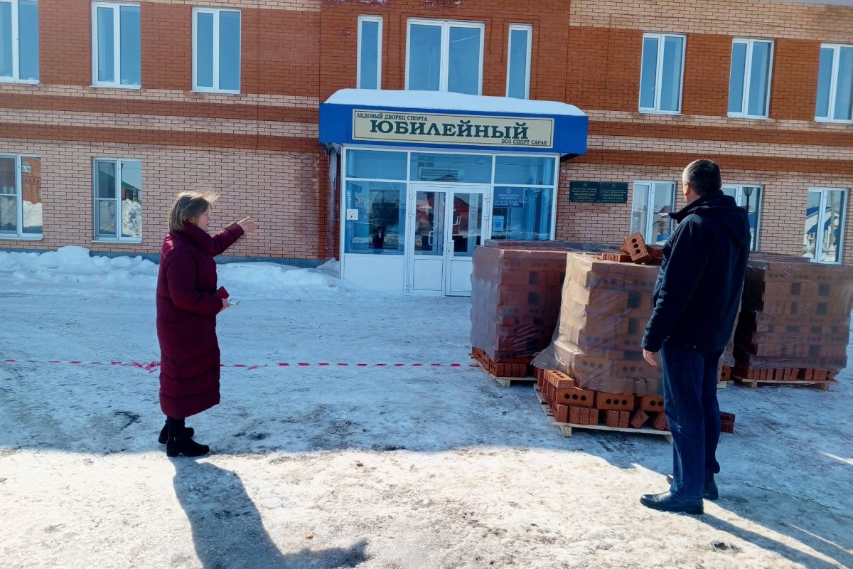 Жители Черемшанского района ждут преображения двух спортивных объектов