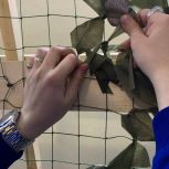 Активисты «Молодой Гвардии Единой России» научили жителей Санкт-Петербурга плетению маскировочных сетей