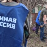 В ЛНР активисты «Единой России» помогли с уборкой двора маломобильному участнику СВО