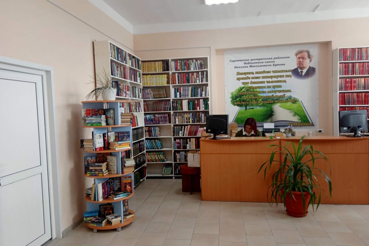 Партийный десант «Единой России» посетил обновленную модельную библиотеку в Саргатском районе