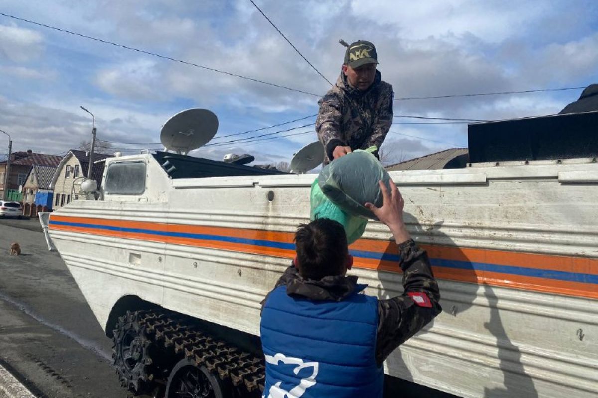 Пострадавшим от паводка оренбуржцам доставляют предметы первой необходимости