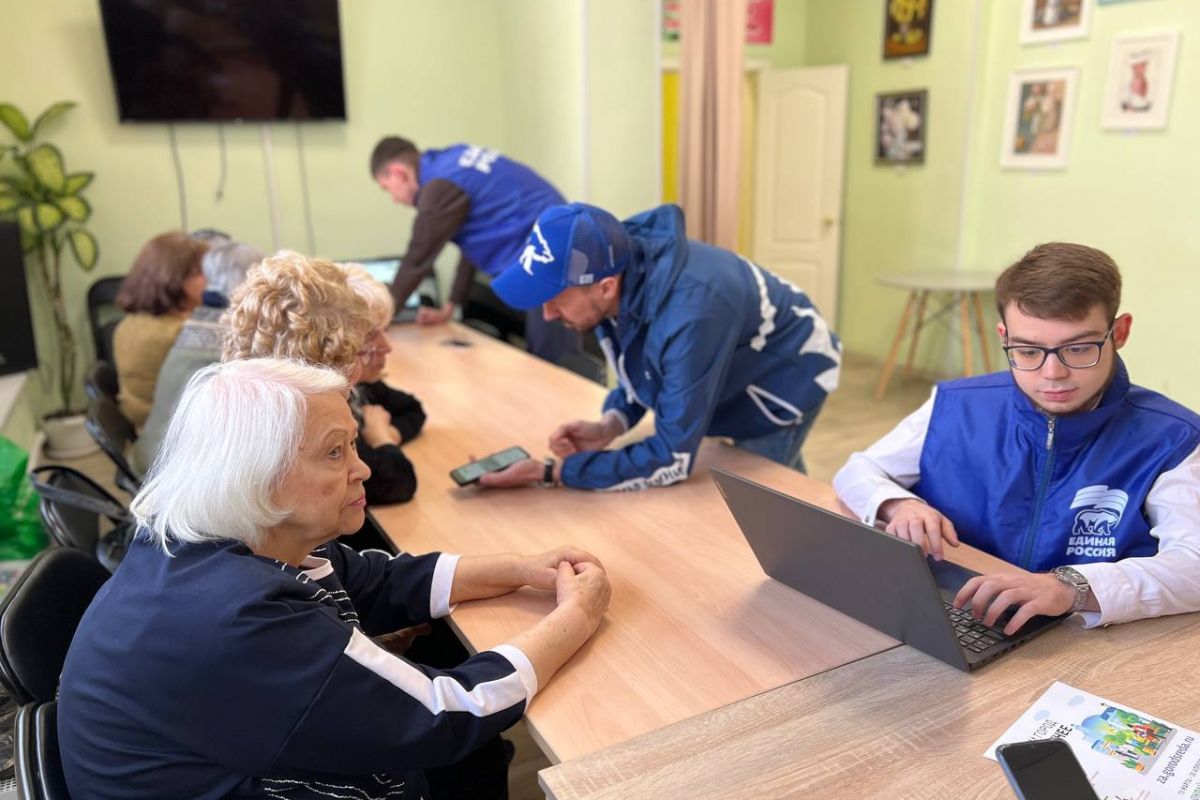 Волонтеры «Единой России» помогли гражданам старшего поколения проголосовать за объекты благоустройства