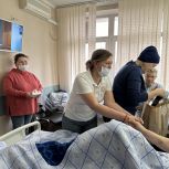 Волонтёры «Единой России» привезли участникам СВО в московский госпиталь фрукты и горячие домашние обеды