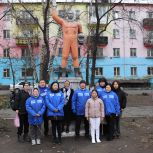В День космонавтики Молодогвардейцы Тувы провели субботник у памятника Юрия Гагарина