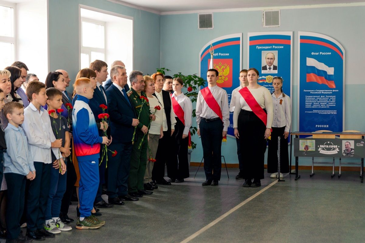 Парту Героя в честь участника СВО установили в барнаульской гимназии №74