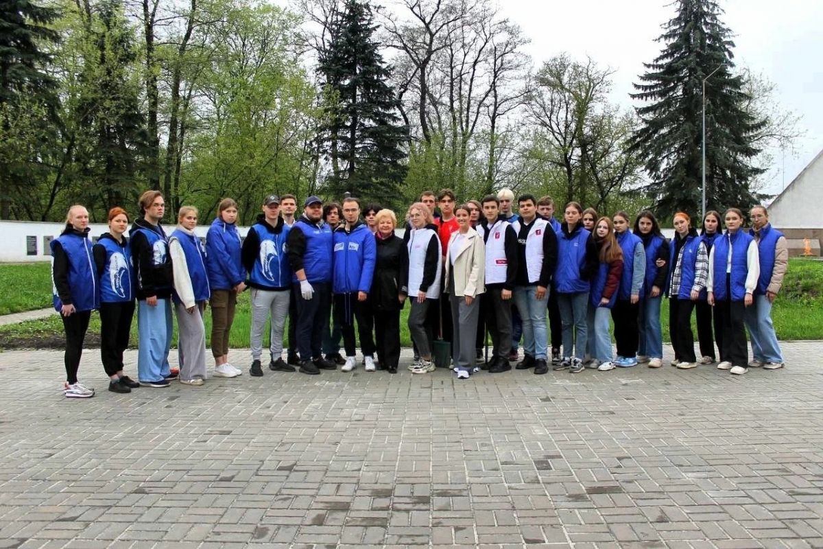 Единороссы организовали субботник на мемориале «Жертвам фашизма»
