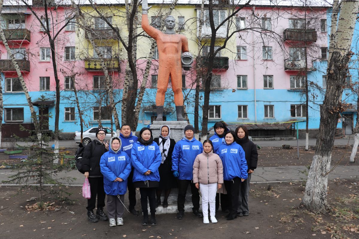 В День космонавтики Молодогвардейцы Тувы провели субботник у памятника Юрия Гагарина
