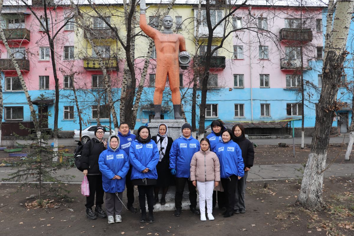 В День космонавтики Молодогвардейцы Тувы провели субботник у памятника Юрия  Гагарина