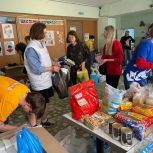 «Единая Россия» и МГЕР доставляют гуманитарную помощь в ПВРы в Оренбургской области, где размещают эвакуированных из зоны подтопления