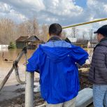 Волонтёры «Единой России» и МГЕР помогли жителям пригорода Оренбурга укрепить дамбу для перекрытия потока воды
