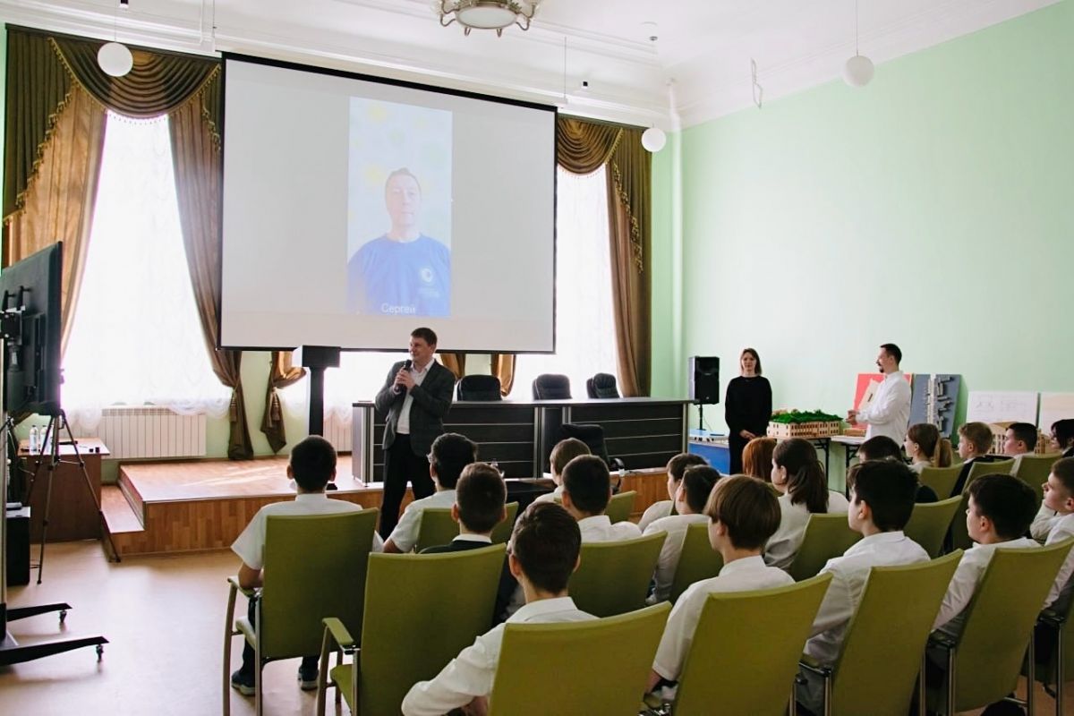 В детском технопарке «Кванториум-Тамбов» состоялась встреча с героем России, летчиком-космонавтом Сергеем Ревиным