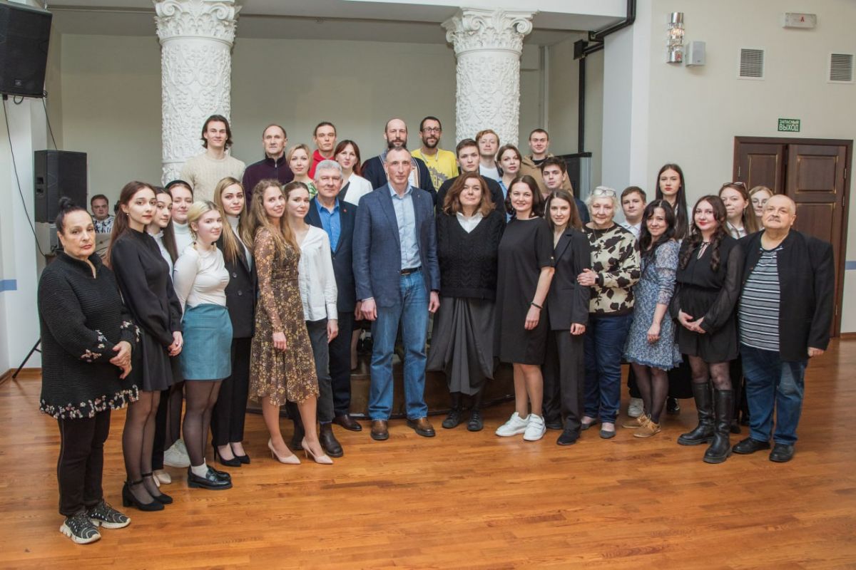 Александр Козловский встретился с артистами и волонтерами великолукского драмтеатра