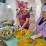 Балашовские активисты партии «Единая Россия» отправляют в зону СВО домашний хлеб и ароматные сухарики
