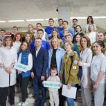 «Единая Россия» организовала в Москве акцию по сдаче крови для желающих стать донорами костного мозга