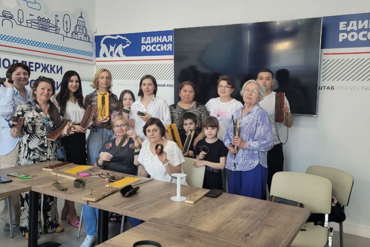В Штабе общественной поддержки состоялся мастер-класс по плетению «Браслетов выживания»