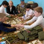В Октябрьском районе ХМАО «Единая Россия» организовала для школьников мастер-класс по плетению защитных нашлемников