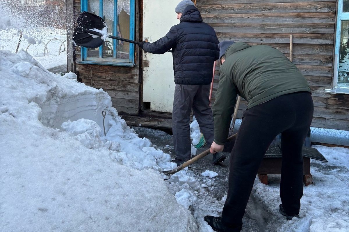 В Кемерове молодогвардейцы очистили от снега дом семьи участника СВО