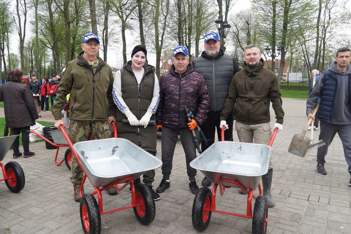 В гурьевском «Парке света», который в ближайшем будущем ждёт своего открытия, высадился трудовой десант «Единой России»