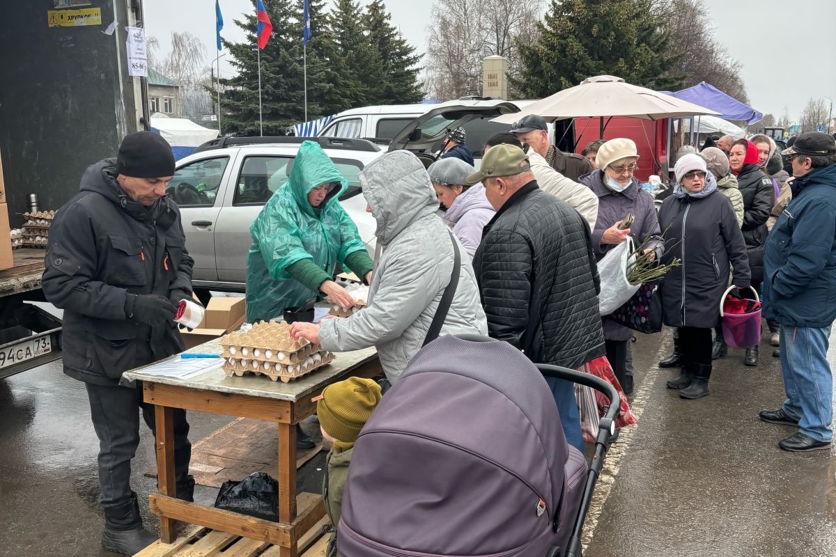На сельскохозяйственной ярмарке в Ишеевке торговля развернулась более чем со 100 автомобилей