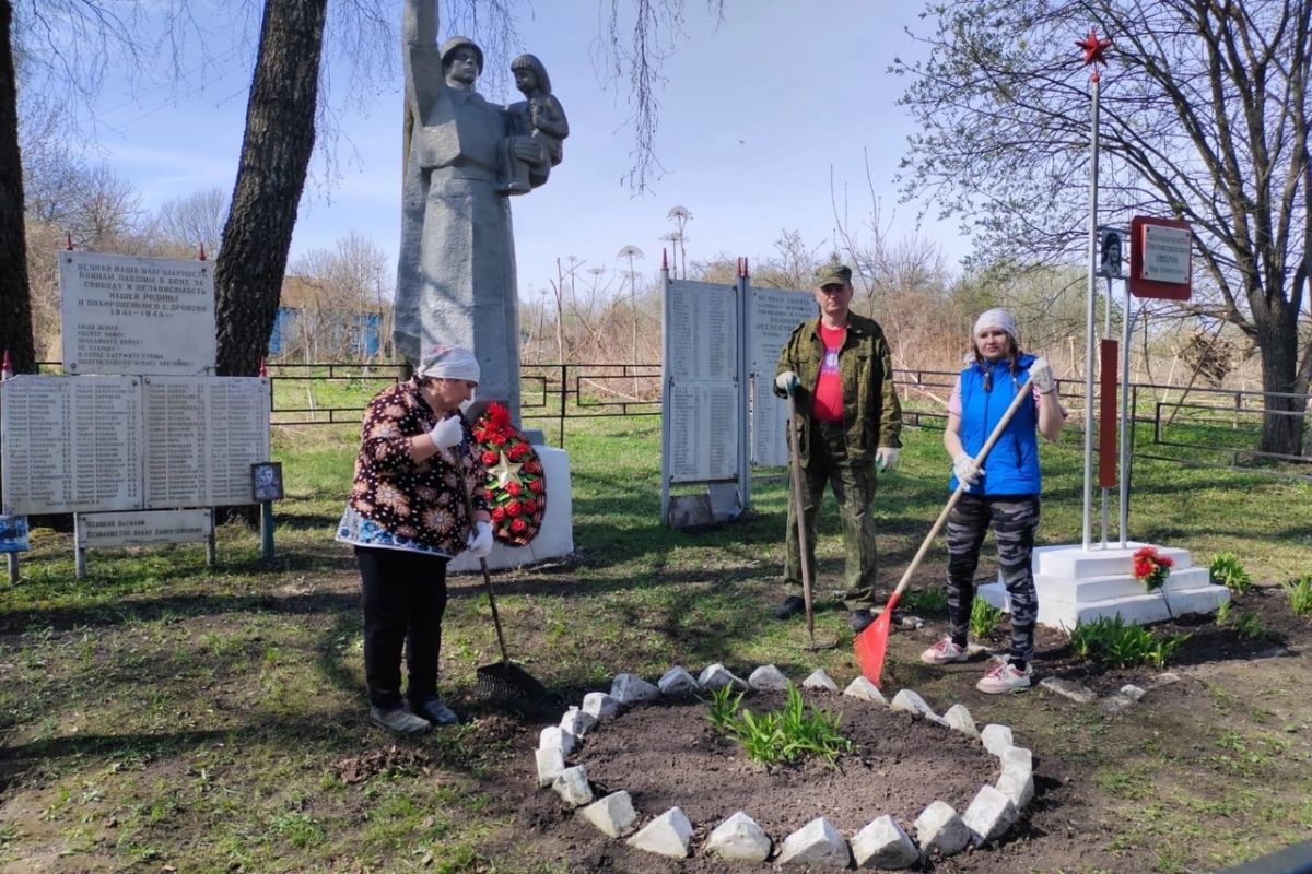 Карачевские единороссы провели акцию «Обелиск»