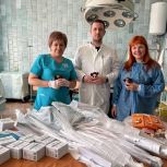 Активисты «Единой России» передали в Благовещенский военный госпиталь бинты и жгуты