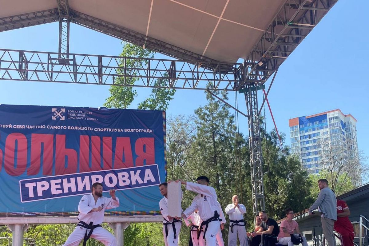 Единороссы организовали для жителей Волгограда цикл спортивных тренировок