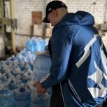 «Единая Россия» передала более 200 тонн воды и гуманитарной помощи пострадавшим от наводнения в Оренбургской области