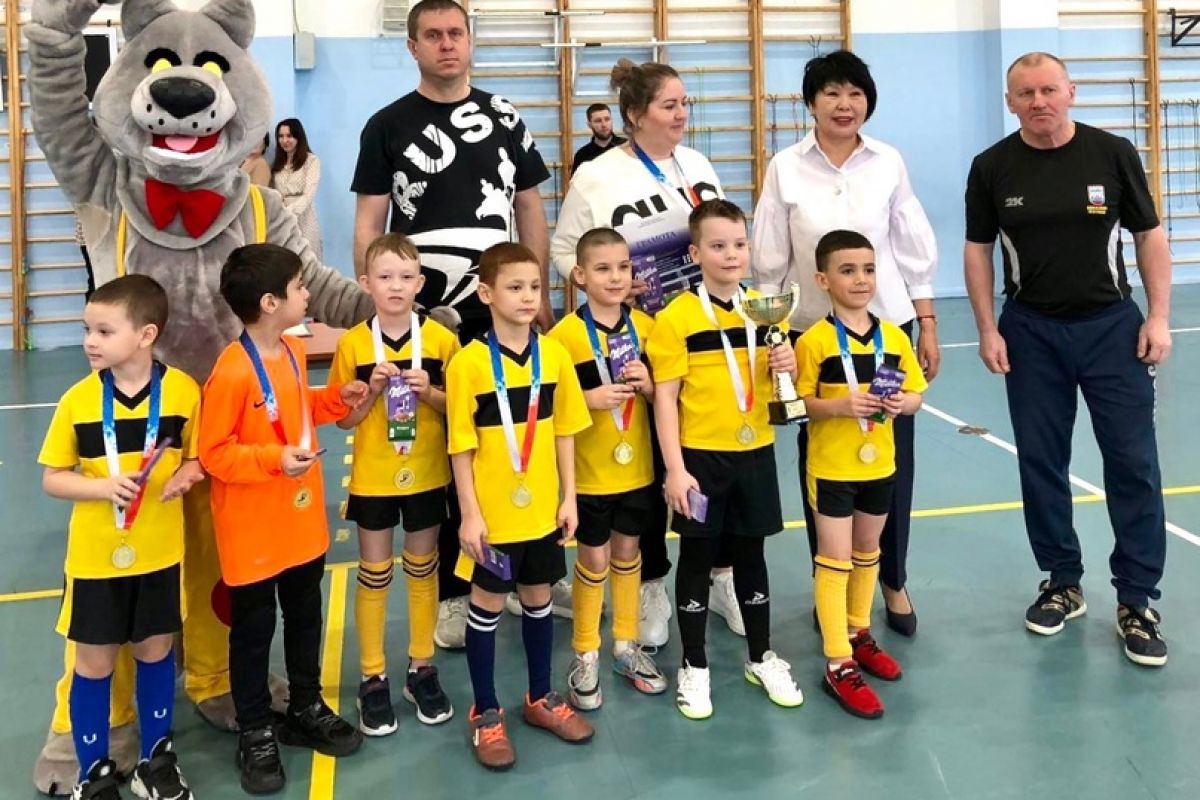 «Играли по-взрослому»: Ноябрьские дошколята соревновались в мини-футболе