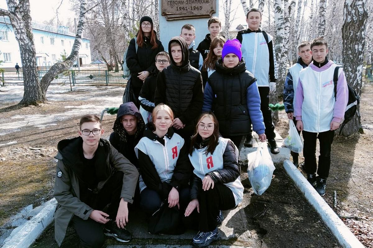 Активисты «Единой России» очистили территорию памятника в селе Поломошное