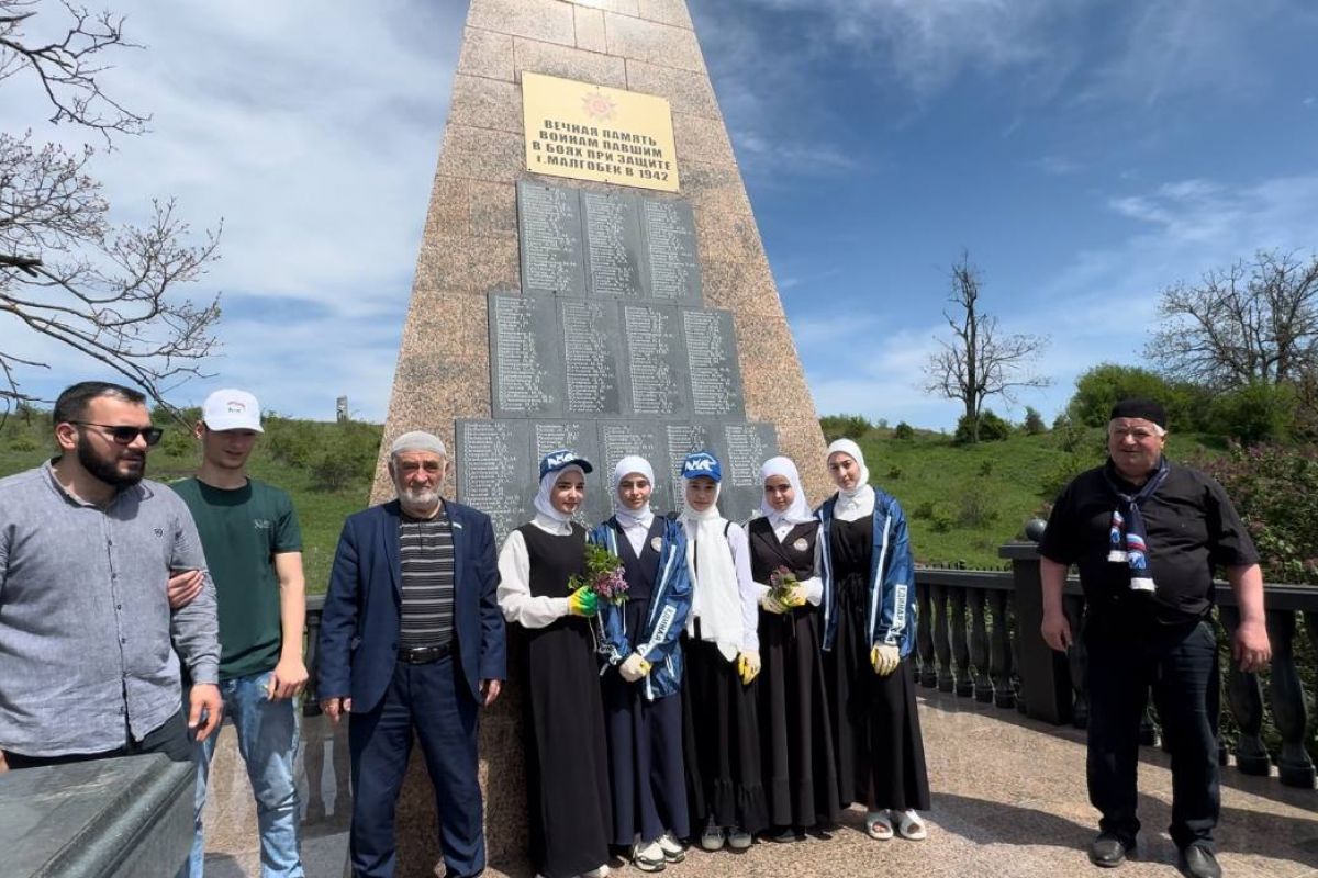 Актив МО партии в г. Малгобек совместно с учащимися 20-й городской школы провел субботник на территории воинского захоронения