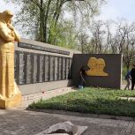«Единая Россия» организовала субботники у мемориалов участников Великой Отечественной войны в ЛНР